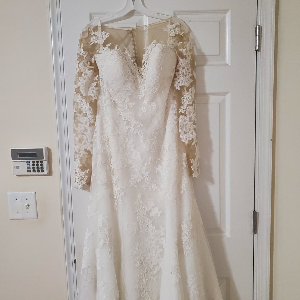 Wedding dress - Picture 3 of 6